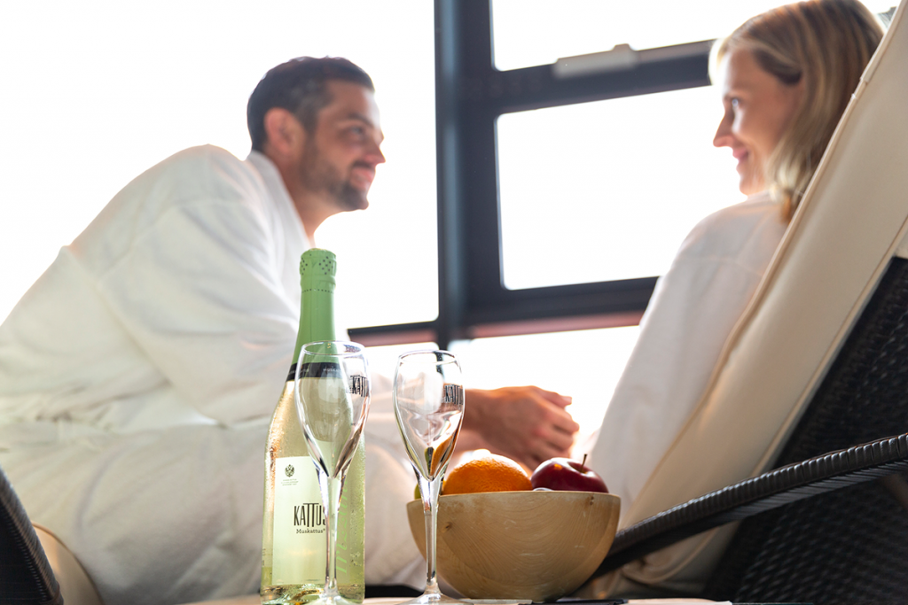 Wohlfühlen mit Obstkorb und Prosecco