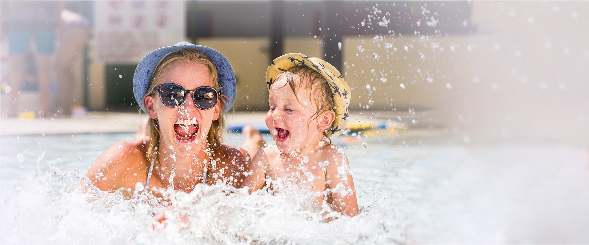 Mutter mit Kleinkind im Thermenbecken baden