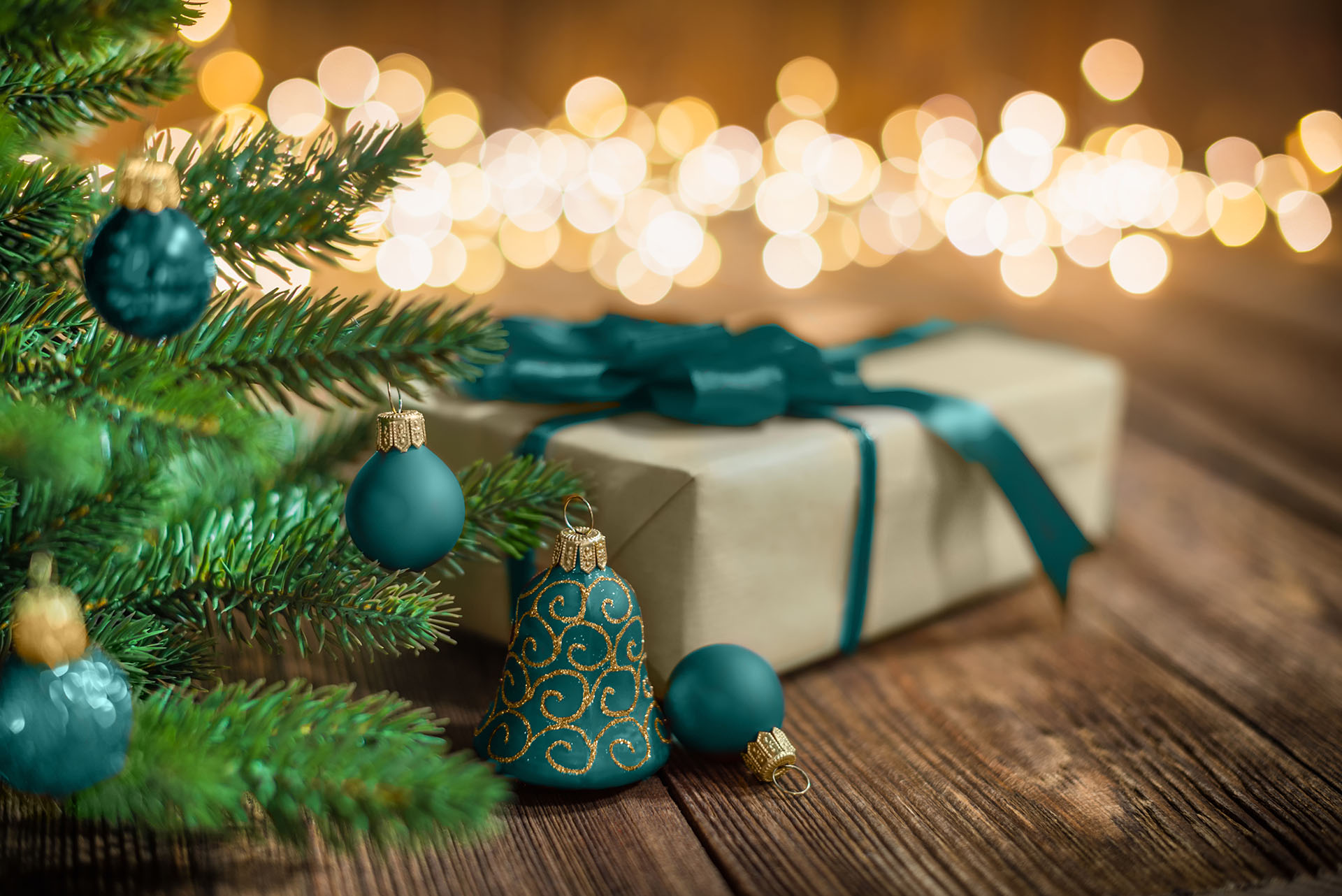 Geschenk unter dem Weihnachtsbaum